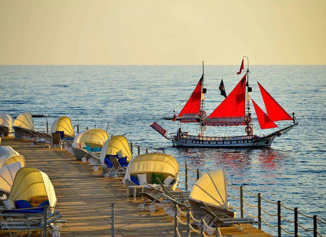 Azura Deluxe Resort & Spa Hotel 4