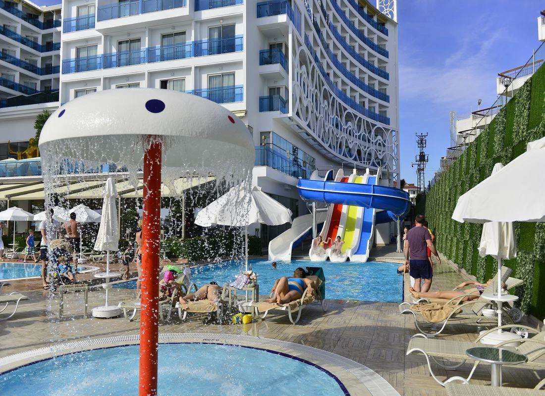 Azura Deluxe Resort & Spa Hotel 2